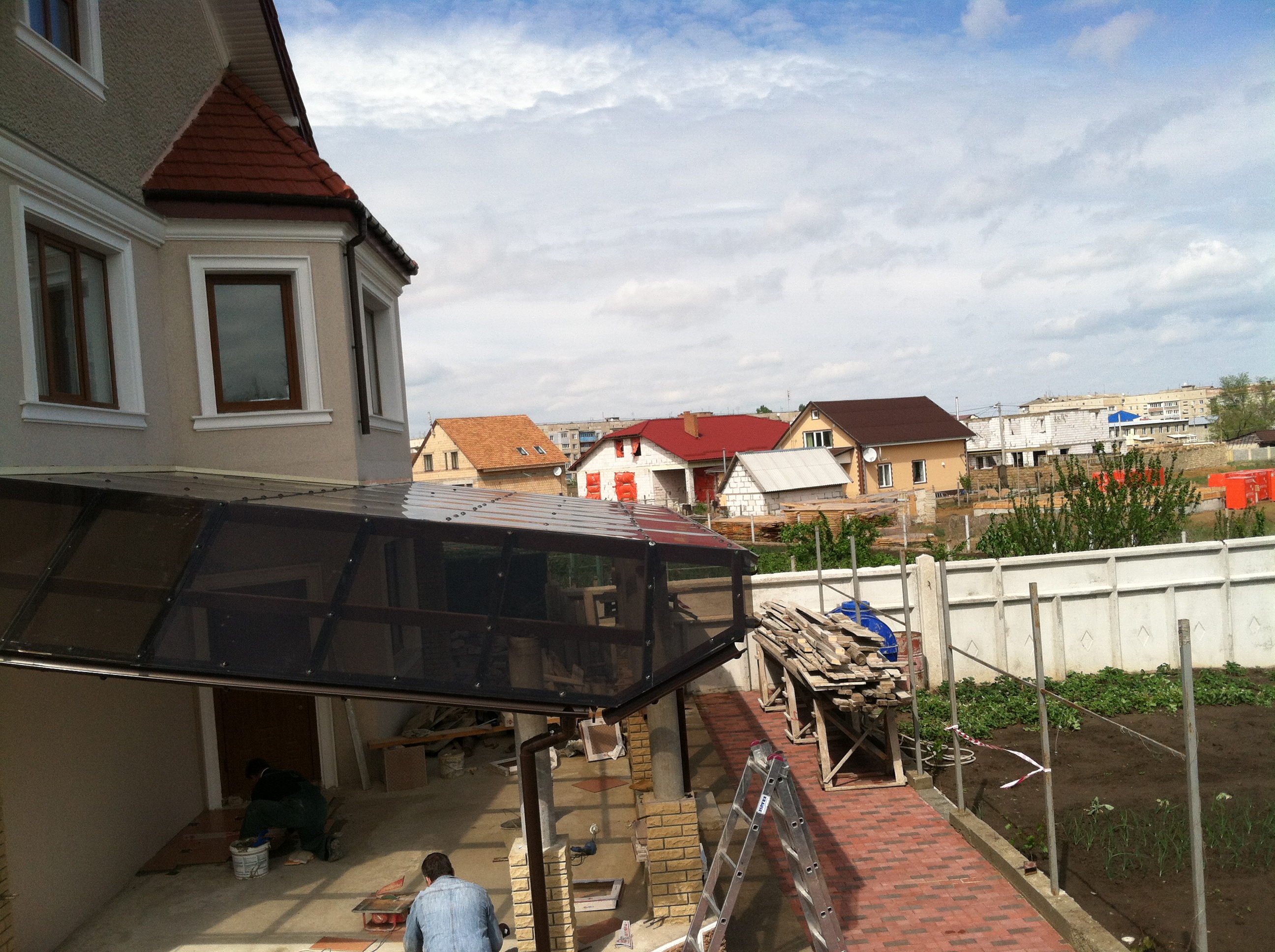 Навес над террасой с монолитным поликарбонатом